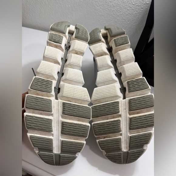 On cloud 5 Running Men's Gray Athletic Shoes - Picture 9 of 12